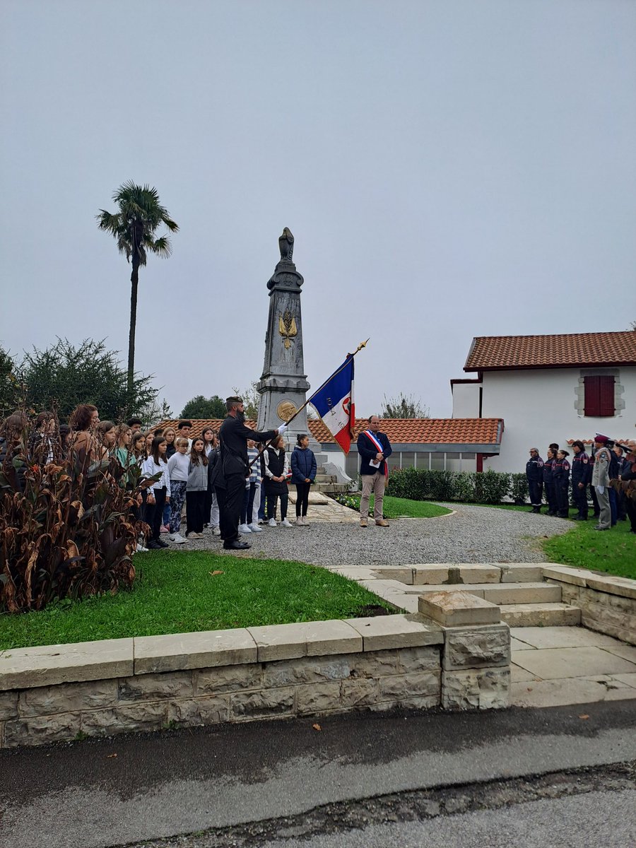 ClgBidache's tweet photo. Belle commémoration du 11 novembre avec la participation des #collégiens de #Bidache.
Merci aux choristes et à leur professeur .@dsden64 @AcBordeaux @departement64 @CommunautePB https://t.co/OHTxvmHcLN
