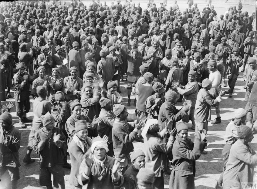 Zeinobia's tweet photo. On 11/11 as Europeans remember their war, all love and respect for our Egyptian Labor Corps men who were taken by force and died away from home. 
One day will properly remember them يا عزيز عينى 
The Egyptian Labor Corps in France in August 1917 https://t.co/YJow2pjBy2