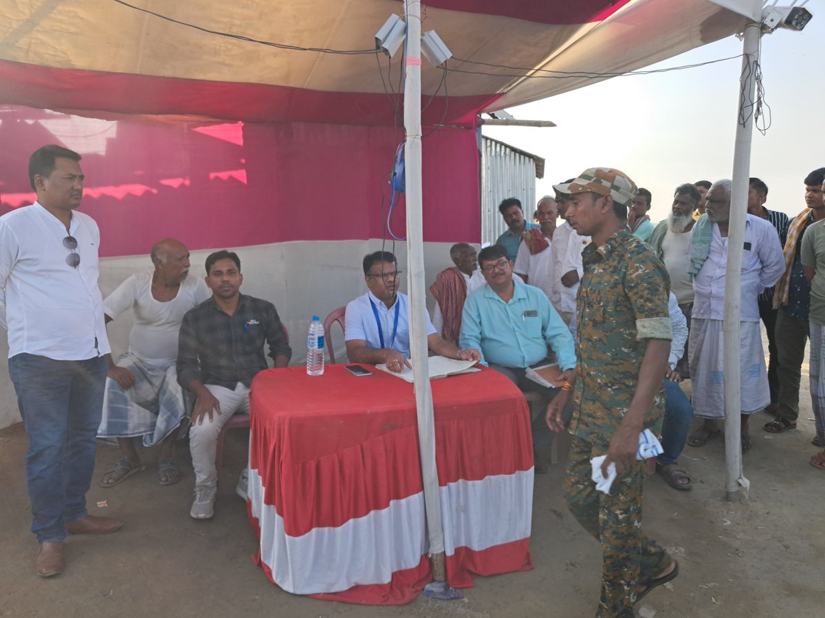 सामान्य प्रेक्षक डॉ. सी. आर. प्रसन्ना ने 01-राजमहल विधानसभा क्षेत्र के चुनावी तैयारियों का निरीक्षण किया। प्राणपुर अंतरराज्यीय फेरी चेक पोस्ट और गदाई दियारा बूथों का दौरा करते हुए, मतदान केंद्रों पर सुरक्षा और सुविधाओं की समीक्षा की। #VoteDeneChalo <a href="/ECISVEEP/">Election Commission of India</a> <a href="/ceojharkhand/">Chief Electoral Officer, Jharkhand</a>