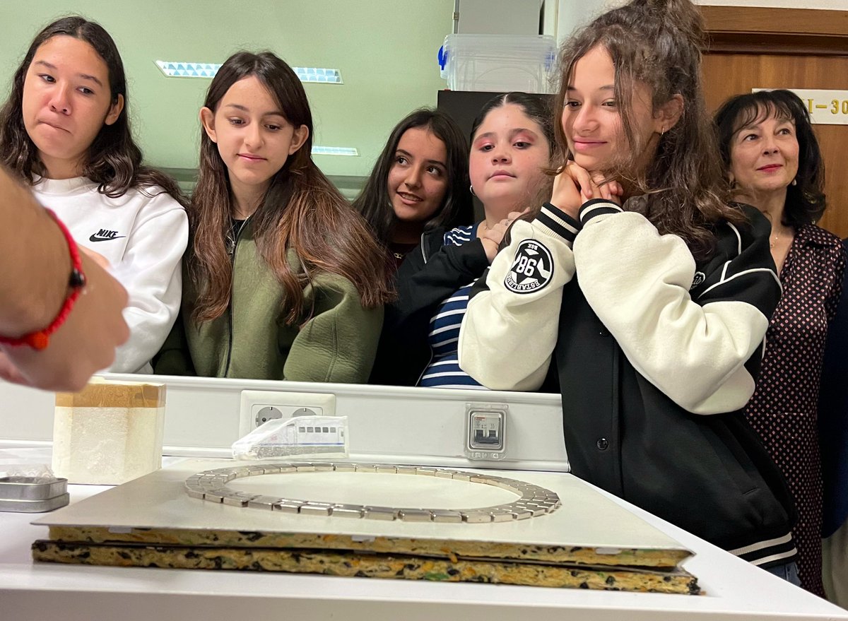 crisimagingmode's tweet photo. 💡Siguiendo con los eventos de la #SemanaCienciaInnovacion @madrimasd, el viernes asistimos a los talleres de @ifimacuam organizados en la @UAM_Madrid.

🧲Un placer descubrir las maravillas de la física de una forma tan divertida✨

#SemanaCienciaMadrid2024 https://t.co/JZ98leuob7