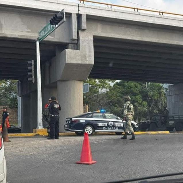 ChiapasInform's tweet photo. #Tuxtla #AlMomento 
⚠️TRÁFICO LENTO EN EL LIBRAMIENTO NORTE A LA ALTURA DE JUAN CRISPÍN POR RETÉN OFICIAL, TOME PRECAUCIONES⚠️ https://t.co/KkerYDSiic