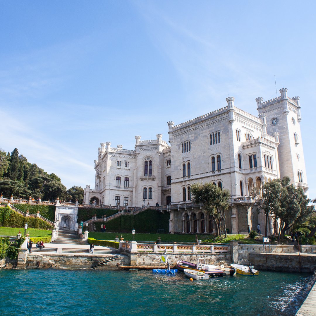 🌊 Con il suo fascino unico, il Castello di Miramare domina la costa triestina. Una vera favola sul mare.

🧳 Scopri altri consigli per #viaggiinauto sul blog #Informaviaggi ➡️ buff.ly/3yaPe4j 

#ontheroad