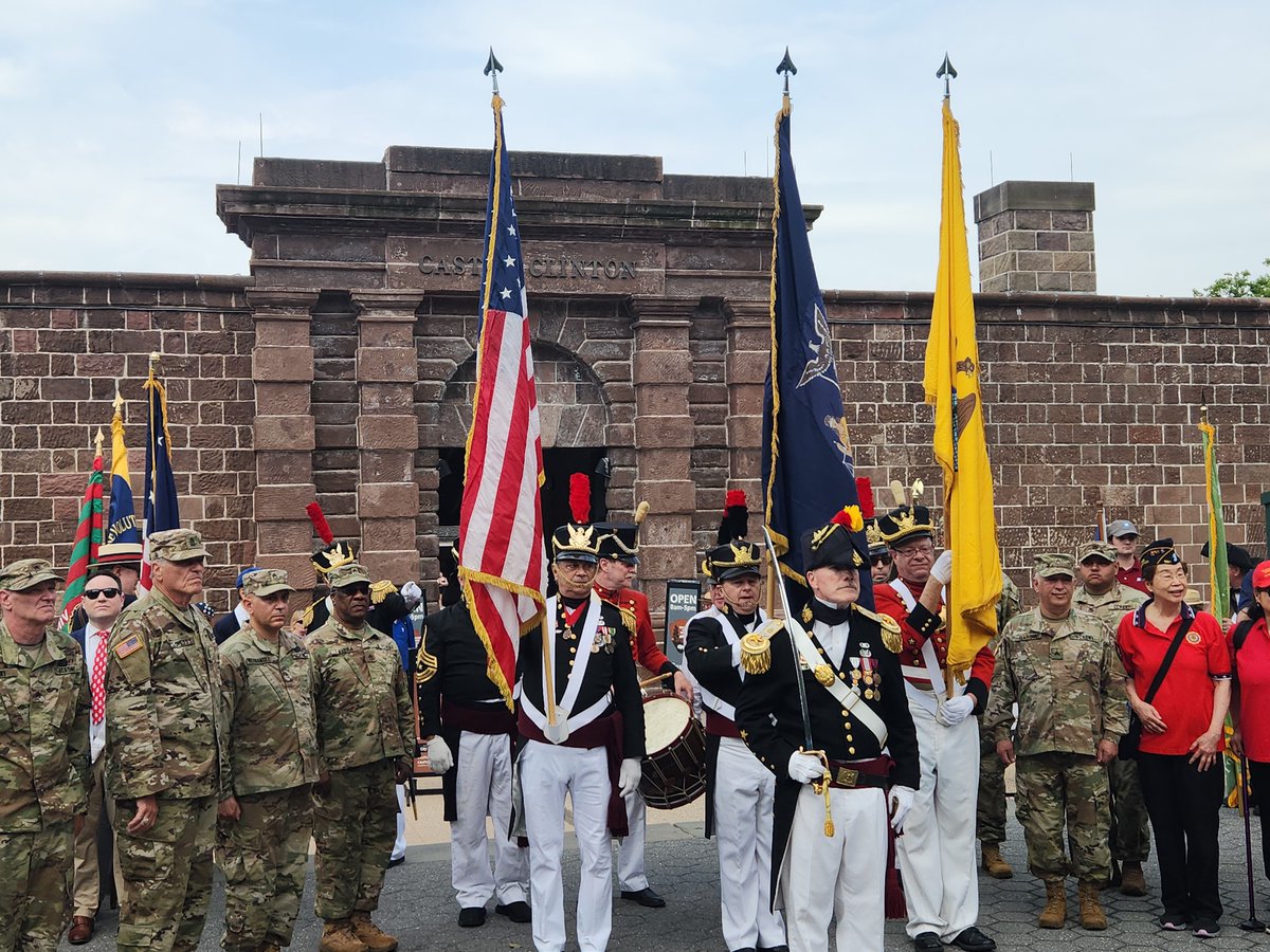 CastleClinton's tweet photo. Today, Veterans Day, we honor all those who have served and sacrificed for this country. The National Park Service invites all Americans to spend time in parks today, to connect with family and friends while exploring all our incredible parks and historic sites have to offer. https://t.co/XDCimiLgnY