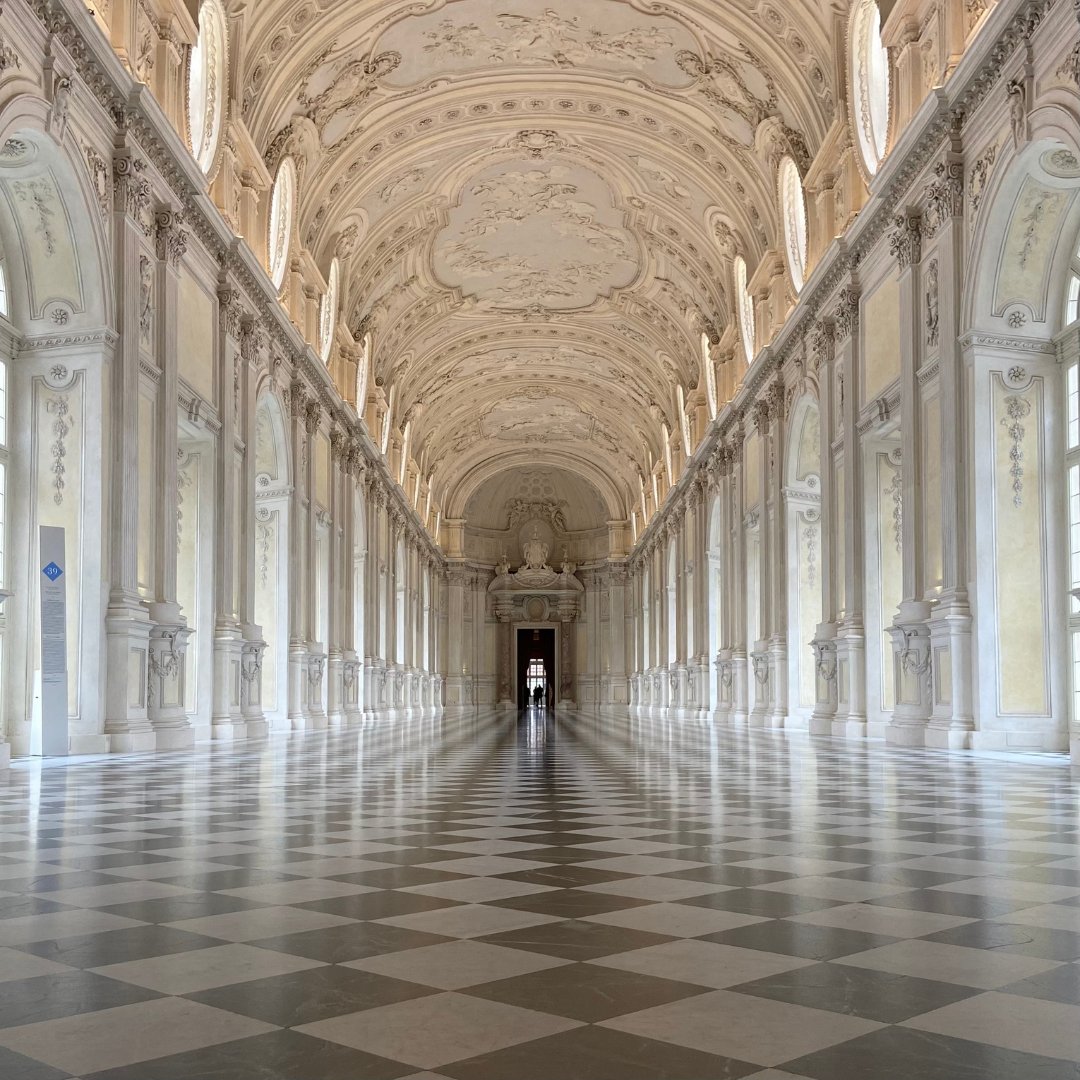 🏛️ Galleria Grande della Reggia di Venaria: un tripudio di eleganza e luce che conquista al primo sguardo. 

🧳 Scopri altri consigli per #viaggiinauto sul blog #Informaviaggi ➡️ buff.ly/3yaPe4j 

#ontheroad