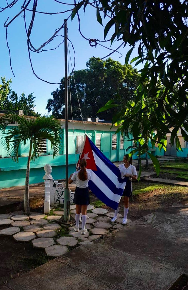 Hoy se pudo reanudar el curso en la mayoría de las escuelas y universidades cubanas que lo habían suspendido por los huracanes. Todo nuestro reconocimiento y cariño para maestros, trabajadores, familias y estudiantes que se sumaron a la recuperación. 

#DePieYCombatiendo