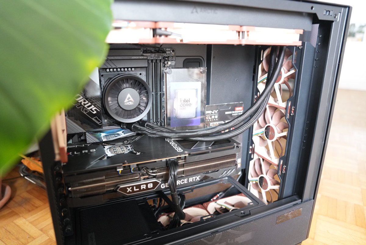 WisethugTV's tweet image. 25 ans que je monte mes PCs et c’est toujours un vrai kiffe ! Voici mon nouveau setup, pour jouer en 4K, enregistrer en 4K et monter en 4K ! 

Merci @IntelFrance pour le 285K et la carte mère @AORUS_France 🫡🤘

#IntelCoreUltra #intelgamingalliance 

Partenariat