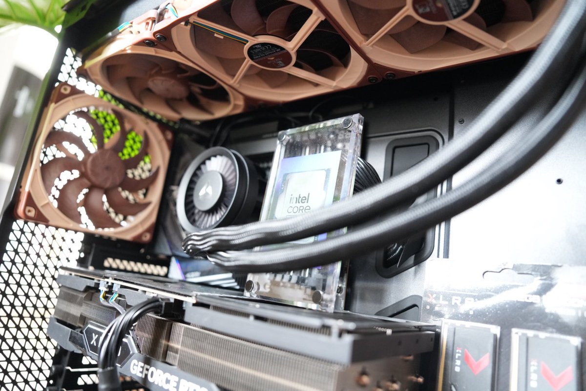 WisethugTV's tweet image. 25 ans que je monte mes PCs et c’est toujours un vrai kiffe ! Voici mon nouveau setup, pour jouer en 4K, enregistrer en 4K et monter en 4K ! 

Merci @IntelFrance pour le 285K et la carte mère @AORUS_France 🫡🤘

#IntelCoreUltra #intelgamingalliance 

Partenariat