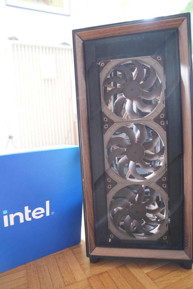 WisethugTV's tweet image. 25 ans que je monte mes PCs et c’est toujours un vrai kiffe ! Voici mon nouveau setup, pour jouer en 4K, enregistrer en 4K et monter en 4K ! 

Merci @IntelFrance pour le 285K et la carte mère @AORUS_France 🫡🤘

#IntelCoreUltra #intelgamingalliance 

Partenariat