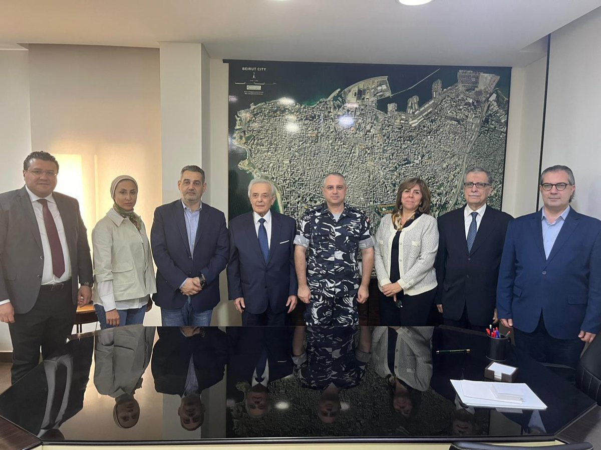 "ملتقى بيروت" زار قائد شرطة العاصمة: لحماية بيروت وأهلها وممتلكاتهم.
استكمالاً لجولته على المرجعيات الحكومية والأمنية، قام وفد من الهيئة الإدارية لـ"ملتقى بيروت" برئاسة الدكتور فوزي زيدان وعضوية السفير الدكتور بسام النعماني والمحامي حسن كشلي والأستاذ سامر الصفح والمحامي ميشال