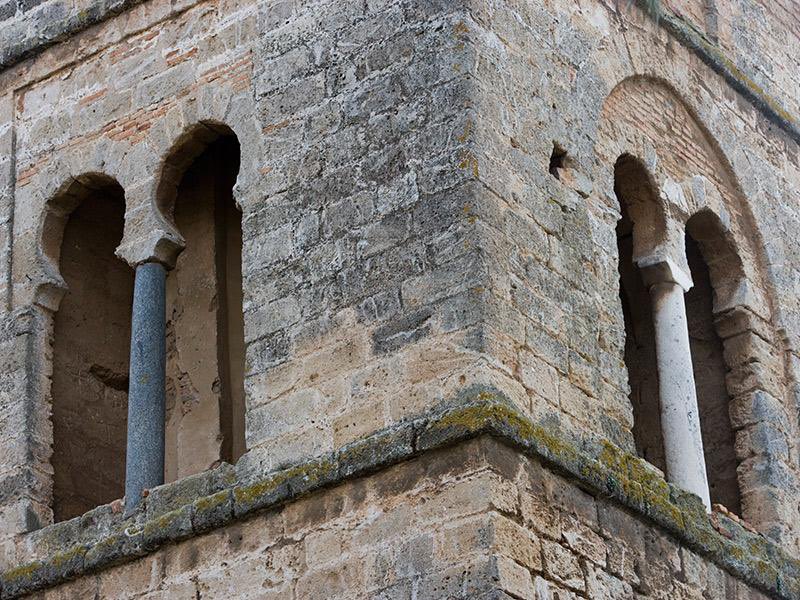La Alhambra no fue la única “roja” de Al Andalús, también lo fue Niebla, conocida en época andalusí como Lebla al Hamra. Una ciudad que fue capital de cora y de un estado taifa en varias ocasiones.