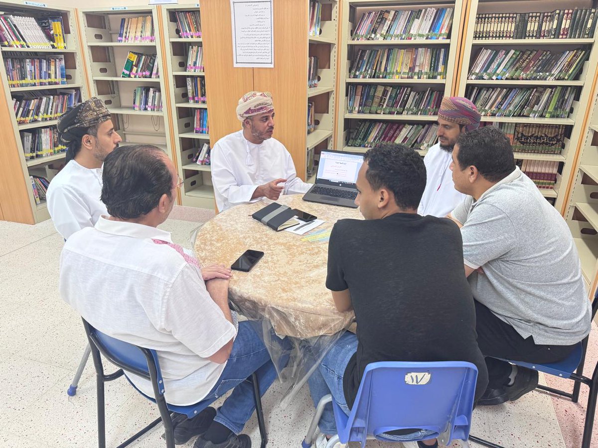 تنفيذ مشغل في مصادر التعلم عن أنواع الاسئلة المهارية تقديم الاستاذ مسعود الحراصي مشرف الجغرافيا بحضور معلمي المادة والمعلم الأول