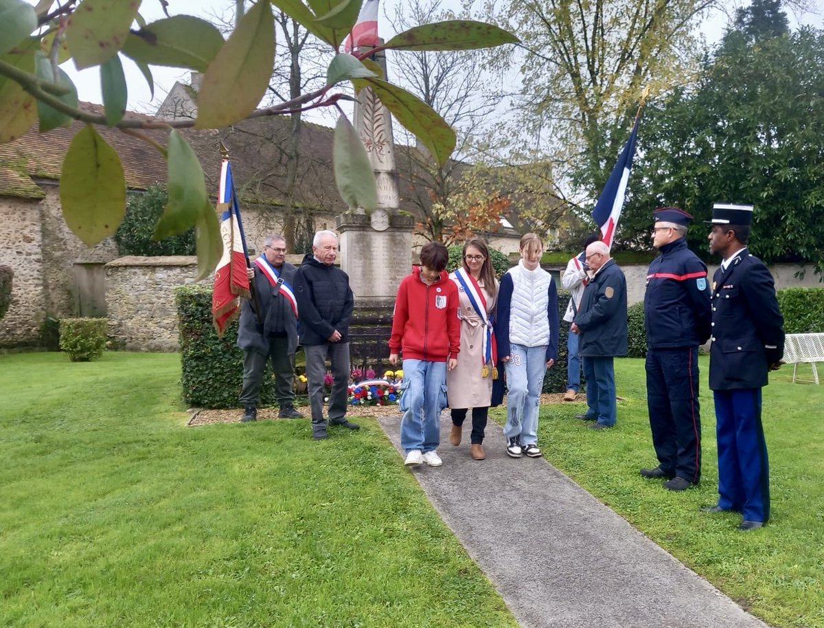 À la 11ème heure du 11ème jour du 11ème mois de 1918, de la boue des Flandres à la frontière suisse, les clairons sonnèrent le "cessez-le-feu" aux côtés des enfants nous rendons hommage  à tous ceux qui ont donné et donnent leur vie pour la liberté  pour la France 🕊️🇫🇷#11Novembre