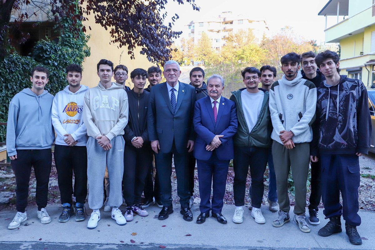 MDervisogluTR's tweet photo. Bugün ATA Parti ziyaretimiz sonrasında karşılaştığımız gençlerimiz, güzel enerjileriyle günümüze taze bir nefes kattılar.

Sağ olsunlar, var olsunlar... https://t.co/Zb5ryqjLFe