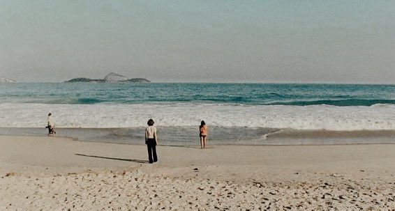 odanwill's tweet image. em ainda estou aqui, walter salles nos transporta para um brasil não tão distante através de uma fotografia cirúrgica e com alma, acompanhando eunice (interpretada por fernanda torres) em sua busca incansável por justiça pelo marido rubens (selton mello). o filme nos relembra de…