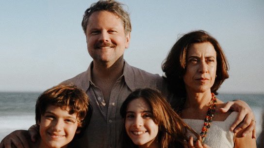 odanwill's tweet image. em ainda estou aqui, walter salles nos transporta para um brasil não tão distante através de uma fotografia cirúrgica e com alma, acompanhando eunice (interpretada por fernanda torres) em sua busca incansável por justiça pelo marido rubens (selton mello). o filme nos relembra de…