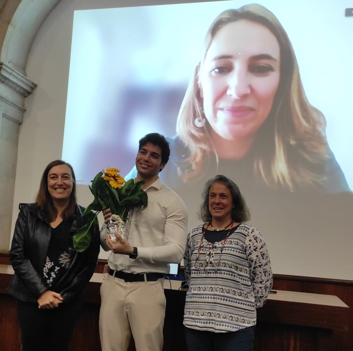 These special moments are the ones that color our days! ✨

Congratulations to our brilliant Diogo Louro on defending successfully his master’s thesis!

Thanks to <a href="/ERC_Research/">European Research Council (ERC)</a> , <a href="/fct_pt/">FCT - Fundação para a Ciência e a Tecnologia</a>  , and <a href="/nova_medschool/">NOVA Medical School</a>  for supporting this thesis.