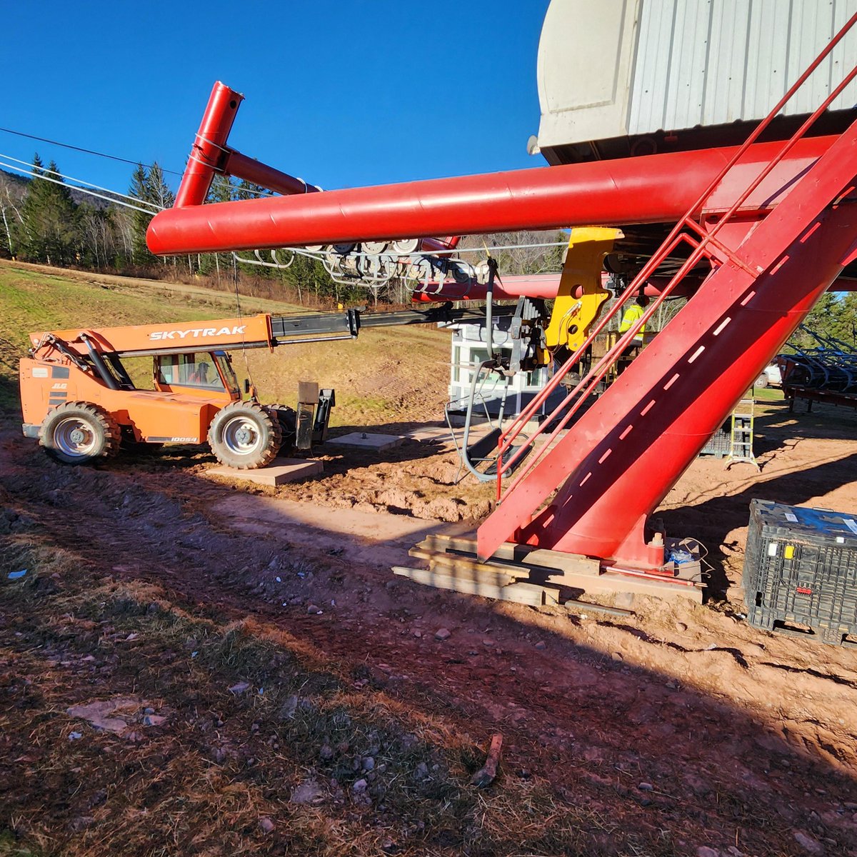 The chairs have been put on the Otis Quad! 🙌 Just another milestone for our Epic Lift Upgrade projects as we head into our 65th Anniversary season.

Don't wait, secure your 2024/25 Epic Pass now before prices go up Nov. 17th. bit.ly/3jWLMxk

#hunter65 #skiny