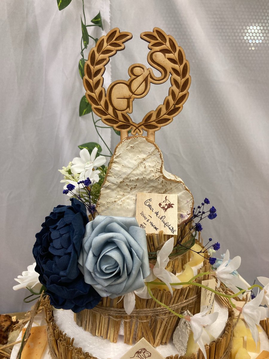 Avec <a href="/Bvggy/">Sylvain</a> on a fait une fête pour notre pacs avec deux pieces montées de fromage 🤤.