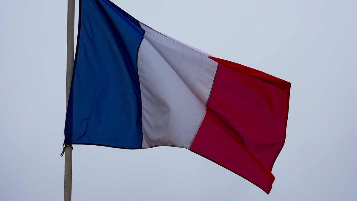 Armistice 14/18  🇫🇷  11 novembre à #Dijon. Après la cérémonie au monument du Soldat Inconnu - Cimetière des Péjoces, la commémoration s'est poursuivie au monument aux morts sur le rond-point Edmond-Michelet. N'oublions jamais. #RemembranceDay #DijonSeSouvient #ArmisticeDay