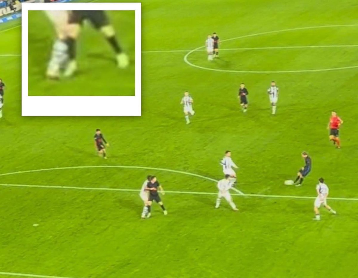 CuentaMister's tweet photo. SON INTERMINABLES LAS PRUEBAS DE LA POSICIÓN LEGAL DE LEWANDOWSKI y por tanto de que el MADRILEÑO DEL CERRO GRANDE cogió mal el frame para que el semiautomático fallase contra el Barça anulando el 0-1 y cambiando el partido.

LIGA ADULTERADA @rfef MUESTREN EL FRAME QUE COGIERON https://t.co/CJNcaZSIbD