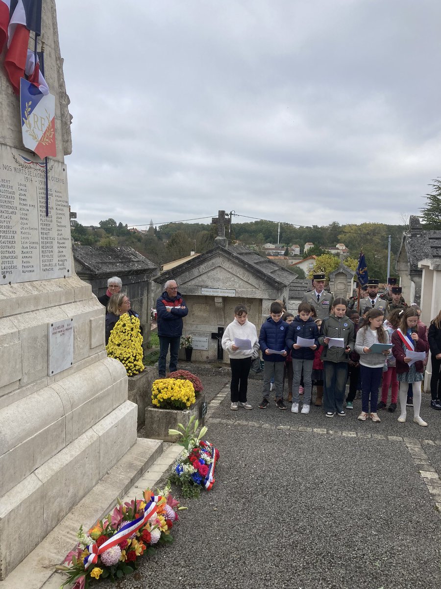 #commemoration armistice du 11 novembre à St Michel d’Entraygues. 👏🏼 aux élèves et aux enseignants de l’EE Louis Pasteur qui se sont mobilisés ce matin autour de lectures et de chants pour honorer la mémoire nationale #ParcoursCitoyenneté <a href="/dsden16/">Dasen16</a>