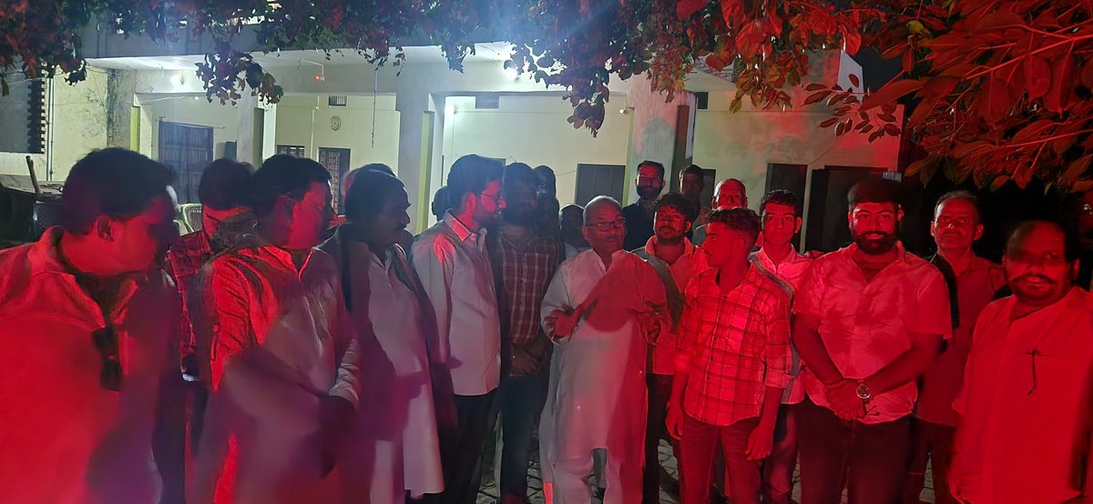 #मीरापुरविधानसभाउपचुनाव 
बागपत लोकसभा से माo सांसद हमारे गुरुजी आदरणीय डॉ राजकुमार सांगवान जी के साथ विधानसभा के कई गाँवों में चुनावी सभा में पहुंचकर आगामी उपचुनाव में NDA गठबंधन प्रत्याशी श्रीमती मिथलेश पाल जी को प्रचंड बहुमत के साथ विजय बनाने की अपील की <a href="/jayantrld/">Jayant Singh</a> <a href="/RldSudhir/">सुधीर भारतीय</a>