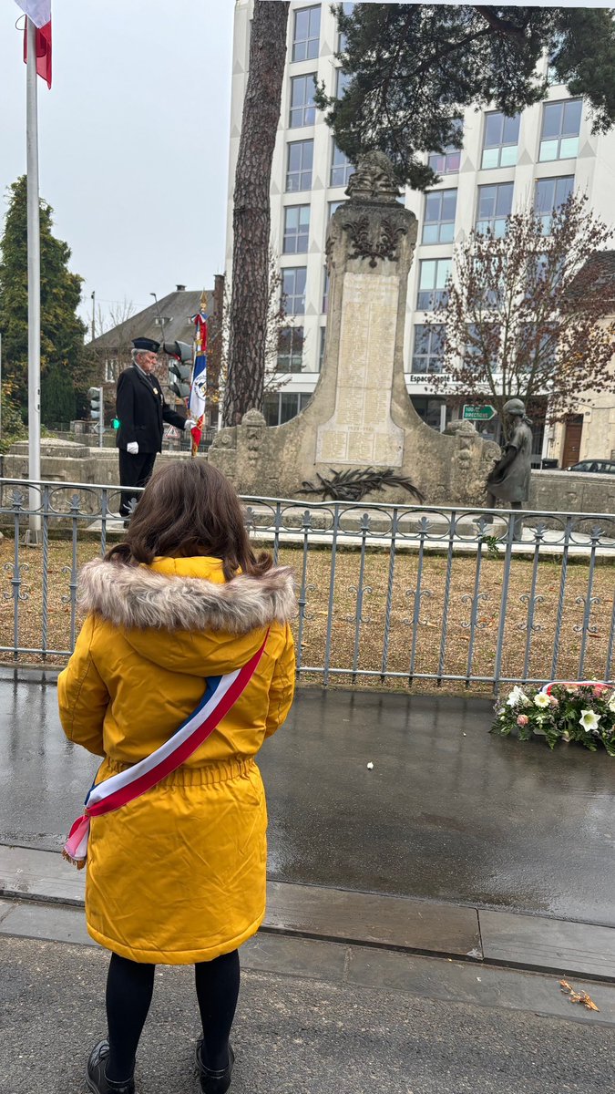 Une photo qui en dit long … 

Cette petite conseillère municipale de CMZ qui regarde le monument aux morts qui porte les noms de ceux qui lui ont permis de vivre en paix aujourd’hui. 

Devoir de mémoire / cérémonie commémorative du 11 novembre 🇫🇷