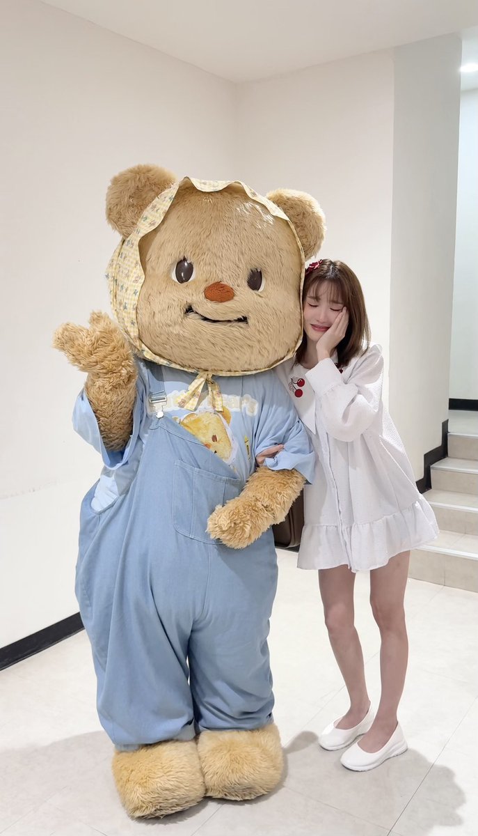 grand_thestar's tweet photo. เอาจริง เจอยัยเนยทีไรก็คือพูดไม่ออก ทำตัวไม่ถูก มันเป็นล่กๆ 😅 ทั้งที่ในทวิตคือปากแจ๋วมากกกกก ตามบู้บี้ลูกทุกวันด้วยความรักและเอ็นดูปนสะใจเล็กน้อย แต่เจอตัวจริงปุ๊บ เสียทรงมาก หน้ากรูคือไม่เป็นทรงสุดๆ 😭
#ด้อมน้องเนย #Butterbear https://t.co/tCplMWxCIq