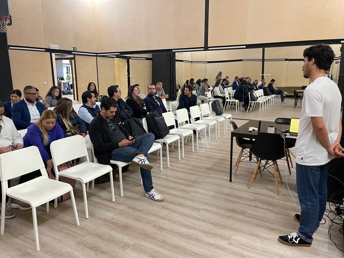 #DeDinero La representación forma parte del Delta Experience Europa, impulsada por Impact Hub San Salvador y aliados del sector público y privado. 📸 #DiarioElSalvador / Omar Martínez.