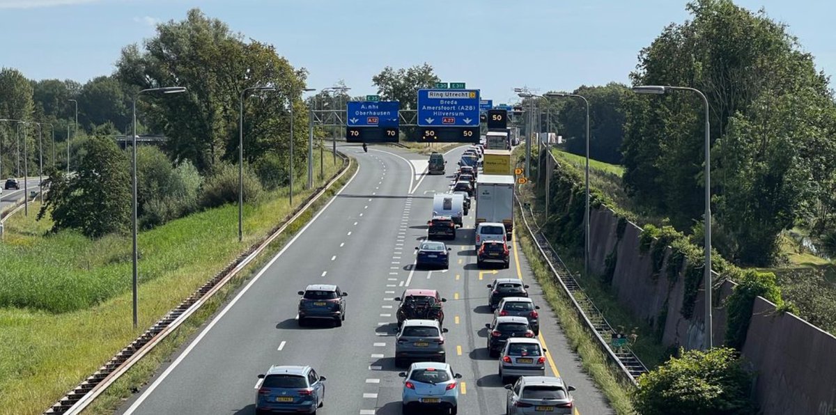 Klimaatdoelen van Parijs zijn niet haalbaar, omdat de CO2 uitstoot van mobiliteit niet snel genoeg daalt? <a href="/ProvUtrecht/">Provincie Utrecht</a>, jullie spellen 'fiets' verkeerd. En <a href="/MinIenW/">Ministerie van Infrastructuur en Waterstaat</a>, verbreding van de A27 zal niet helpen om de CO2 wel omlaag te krijgen. Niet doen, dus. provincie-utrecht.nl/actueel/nieuws…