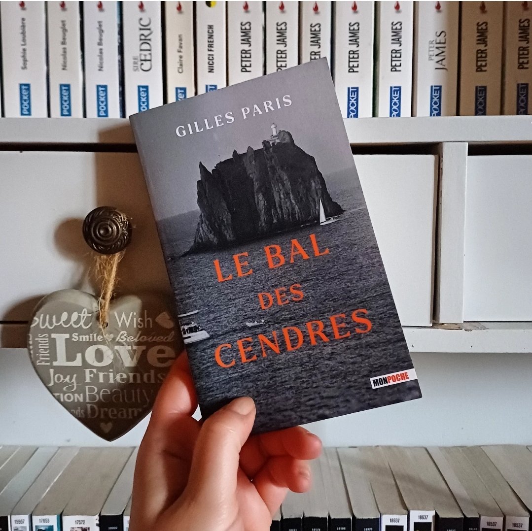 En route pour une nouvelle #lecture avec : "Le Bal des cendres" de Gilles Paris.
Je viens d'arriver sur l'île de Stromboli, je pose mes valises et pars à la rencontre des personnages. 🏝⛰️
#roman #cestlundiquelisezvous <a href="/gillesparis_/">Gilles Paris</a> <a href="/Com_MonPoche/">MonPoche</a> <a href="/EditionsPlon/">Editions Plon</a>