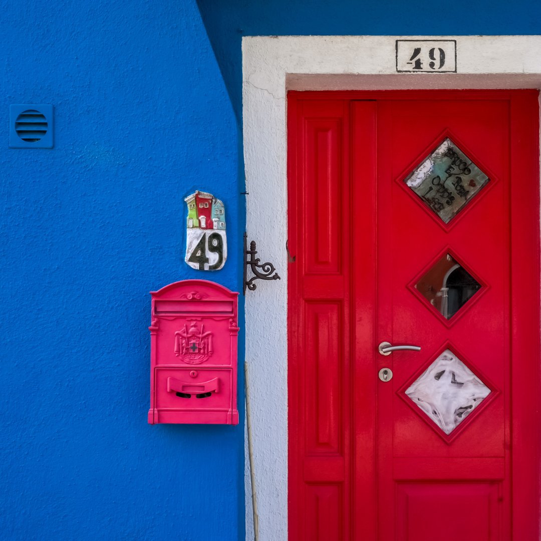These houses aren't just a pretty backdrop—they helped local fishermen find their way home. When thick fog swallowed the Venice Lagoon, local fishermen needed a way home. 

Know this chromatic coastal island? Drop your guess below!
