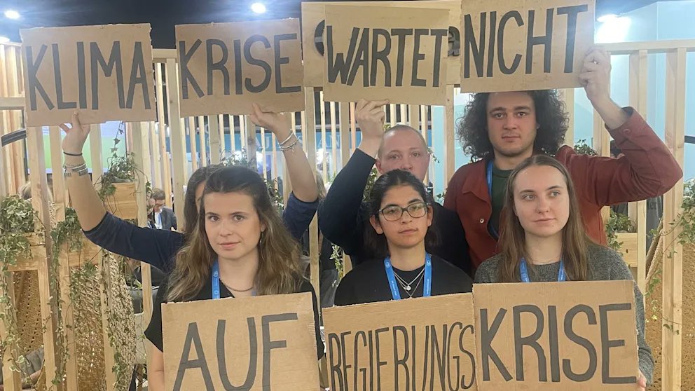 Innerhalb weniger Stunden hat Luisa Neubauer, genannt Jetset-Luzi, es von Texas, USA nach Baku, Aserbaidschan geschafft. Fürs Klima scheut sie keine Flugmeile!