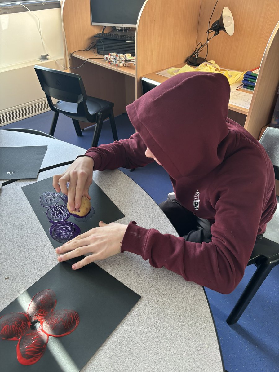 PrestonLodgePSF's tweet photo. Remembrance Day - our young people have been learning about what the poppy symbolises, why people wear the poppy and what the different colours represent❤️💜🤍 #ProudtobePL https://t.co/2AHbUS8g8D