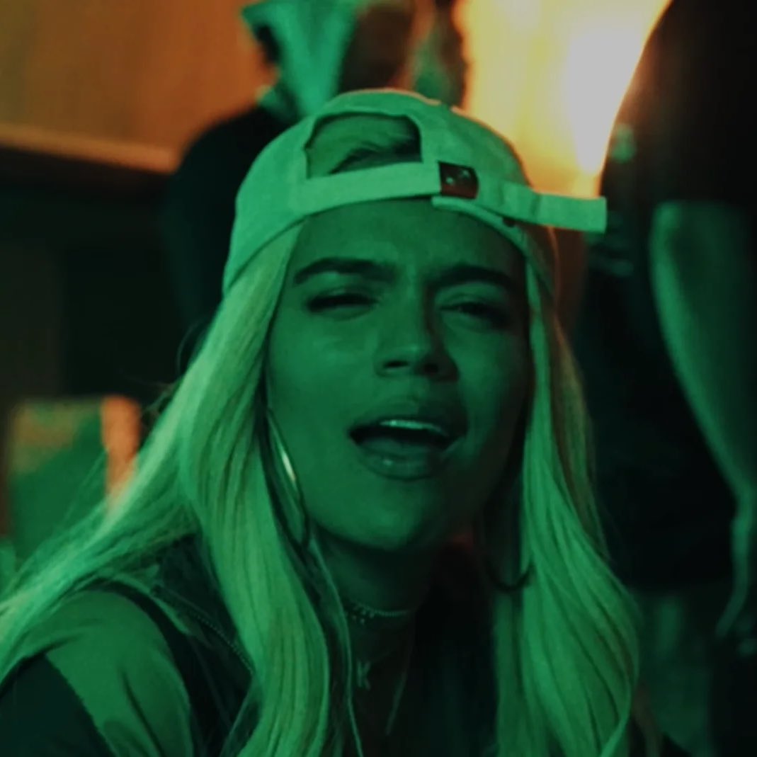musictrendscol's tweet photo. #EsTendencia: Karol G se pronuncia sobre la polémica desatada con el estreno de +57 🇨🇴
“Ninguna de las cosas dichas en la canción tienen la dirección que le han dado, ni se dijo desde esa perspectiva pero escucho, me hago responsable y me doy cuenta que todavía tengo mucho por aprender. Me siento muy afectada y me disculpo de corazón”.