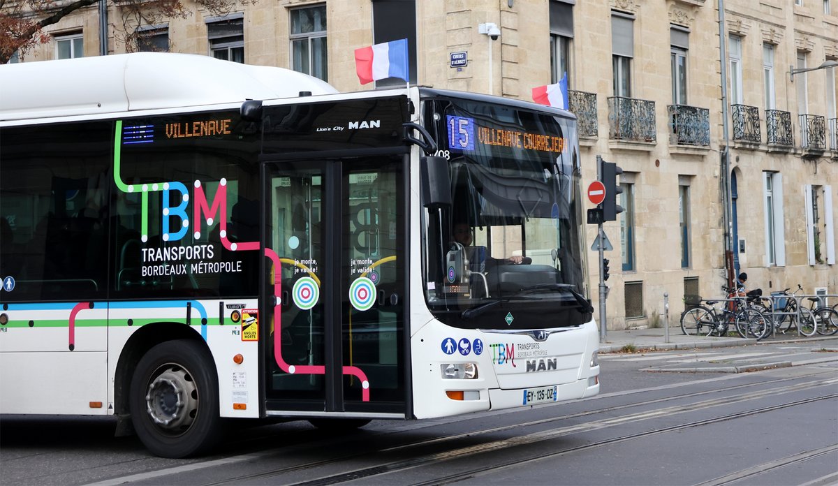 #11novembre : les autobus de plusieurs réseaux de transport public circulent avec des drapeaux tricolores pour commémorer la fin de la Première Guerre mondiale et honorer la mémoire des soldats tombés au combat. C'est le cas à Bordeaux sur cet autobus du réseau TBM.