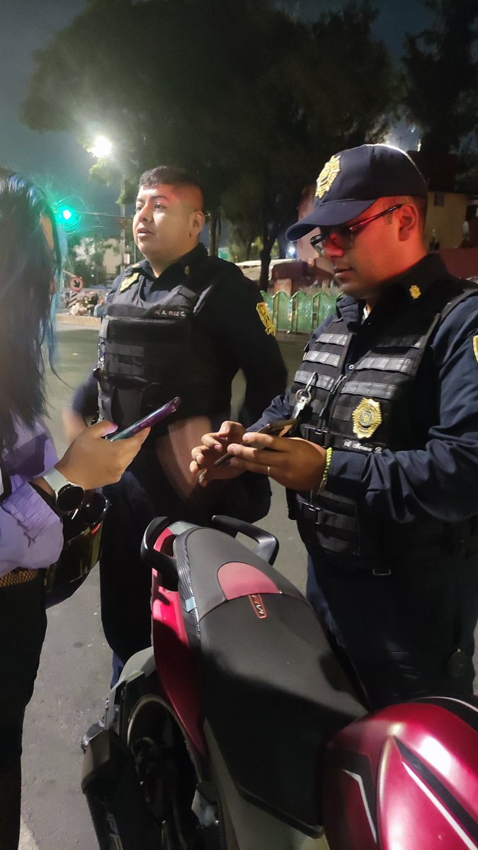 fabsfude's tweet photo. MOTO ROBADA por la policía con placa MX-887-D1 el día 31 de octubre,la moto tiene placa 87dfv4 hasta el día de hoy, no aparece en corralones, @locatel_mx NO DA SOLUCIÓN, @SSC_CDMX NO DA RESPUESTA, @UCS_GCDMX hemos acudido a los corralones pero no permiten realizar la búsqueda 😪 https://t.co/CgUgSp2VKy