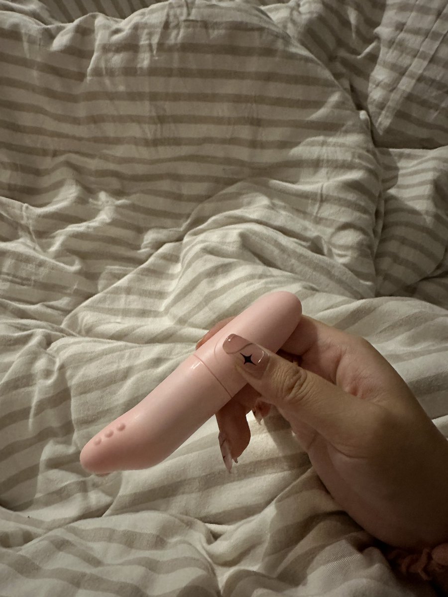 最近和男人做爱把自己的玩具落在酒店里，只能试试美团，没想到5块不到买的玩具竟然送我高潮了三次。
最基础的构造，一节电池驱动拼接扭紧就能用了，可能是我太敏感了。 https://t.co/5tJSgjfKvL