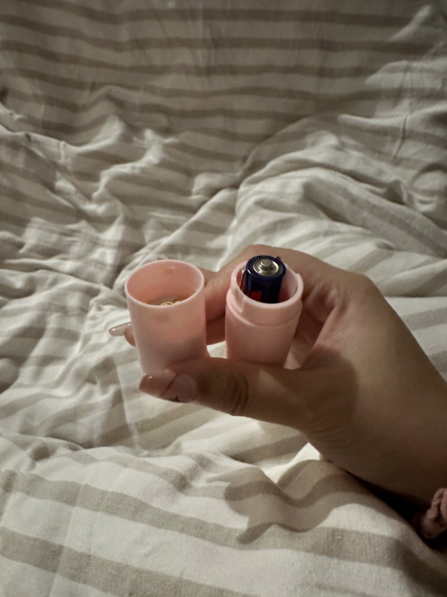 最近和男人做爱把自己的玩具落在酒店里，只能试试美团，没想到5块不到买的玩具竟然送我高潮了三次。
最基础的构造，一节电池驱动拼接扭紧就能用了，可能是我太敏感了。 https://t.co/5tJSgjfKvL