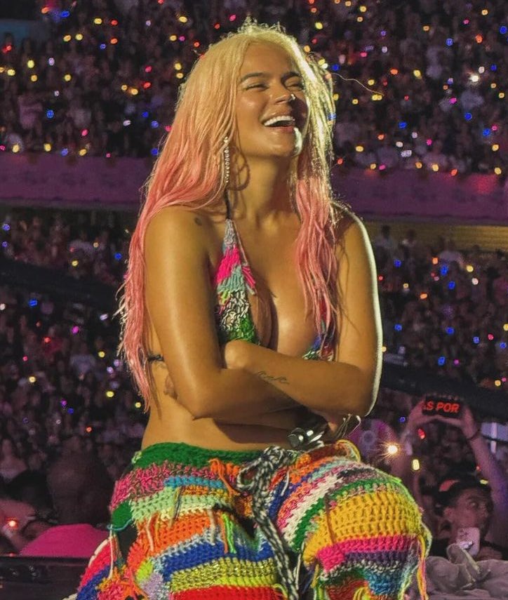 Oye Karol G definitivamente Colombia no te merece, lastima que a base de la desinformación se genero el boom de algo que ni siquiera entendieron, la cuestión es que la gente aquí repite y se queda con lo que ven por encima y ya!

KAROL UNA REINA, la gente solo ve lo malo y ya ;)