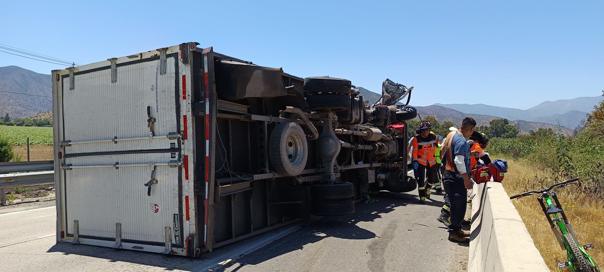 Accidente vehicular ruta 68 km 42 dirección Santiago. Volcamiento de camión 3 lesionados. ABC en el lugar, precaución al conducir.
<a href="/cbcvi_central/">Central Curacaví</a> <a href="/CB_Curacavi/">Bomberos Curacaví</a>