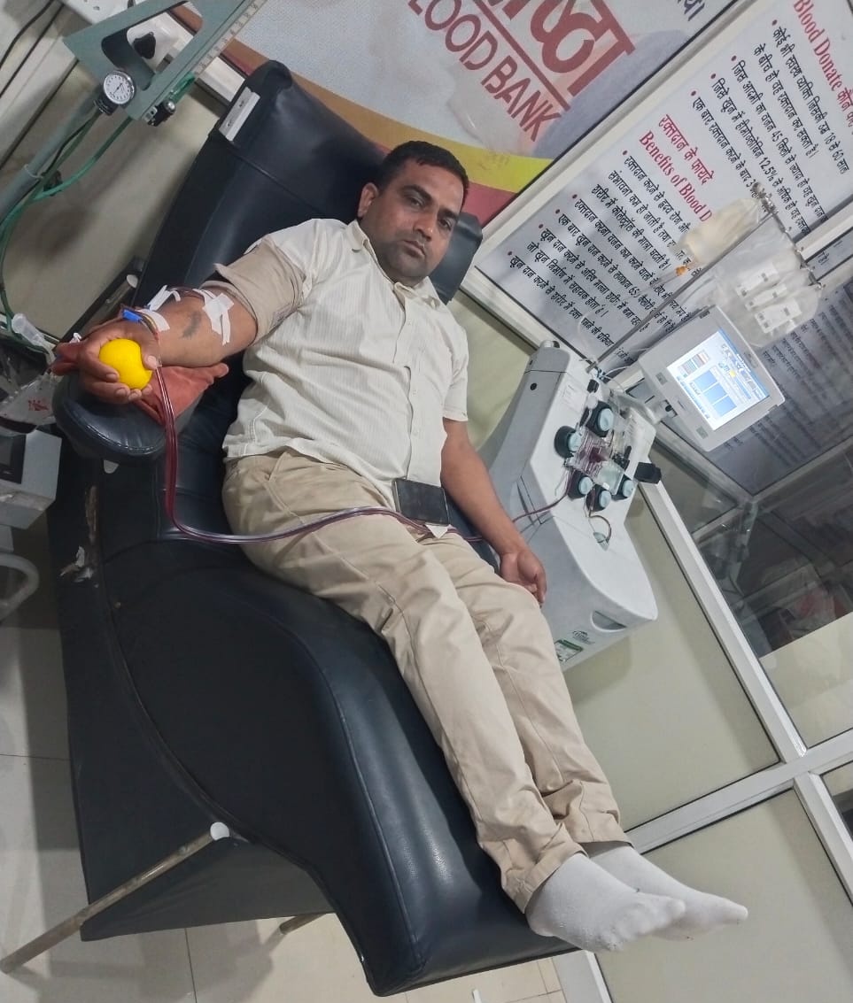 Meenaji0786's tweet photo. आज बड़े #भाई_बाबूलाल_जी ने प्रतिष्ठा ब्लड बैंक लाल कोटी जयपुर में डेंगू पेसेंट सुशीला देवी जी( चौमू )के लिए अपनी #AB_POSITIVE ( SDP ) प्लेटलेट्स डोनेट की। बहुत बहुत धन्यवाद भाई बाबूलाल जी का जो एक फोन कॉल पर प्लेटलेट्स डोनेट करने के लिए चले गये।
@indiaAryan2022
#Call - 9414254299 https://t.co/qrzTEKnN1a