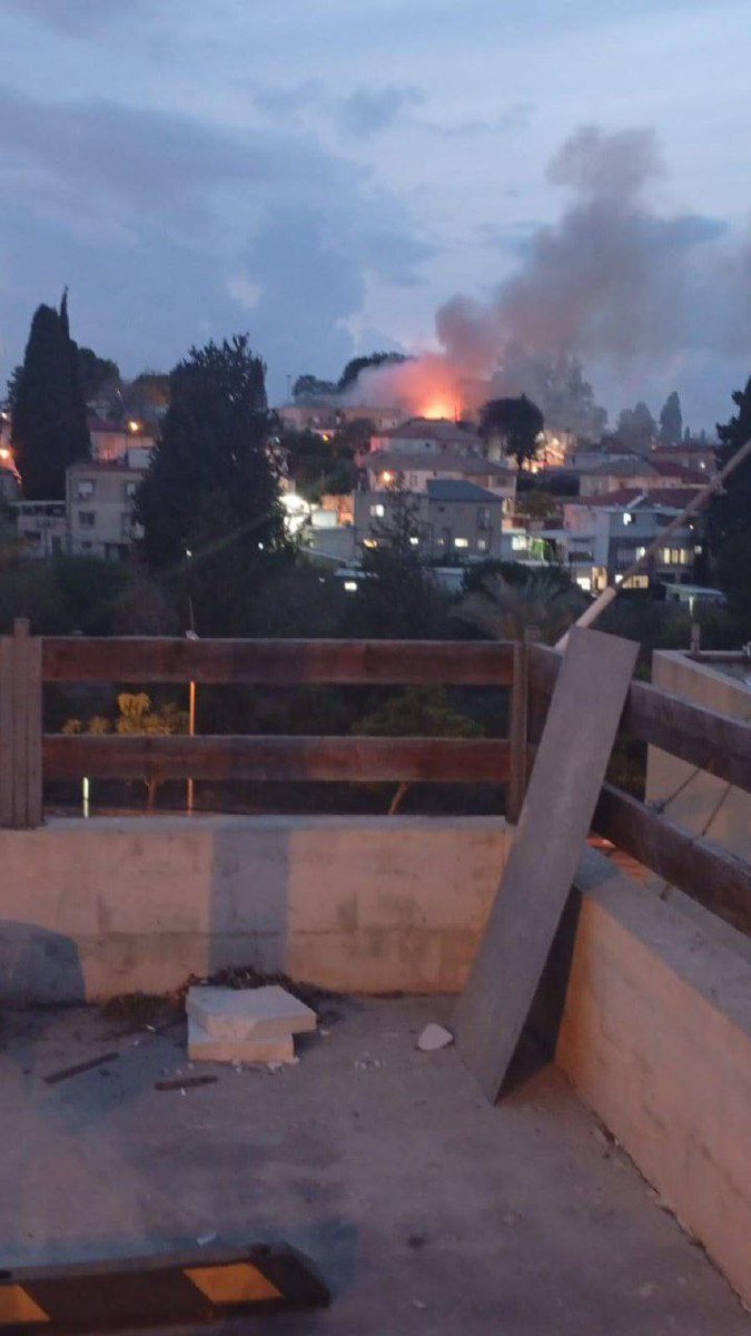 TMPnewsAgency's tweet photo. Documentation of the moment when a resistance rocket made direct impact a short while ago in occupied #Safad.
#Hezbollah #Israel #Lebanon https://t.co/NZDOGKZcKN