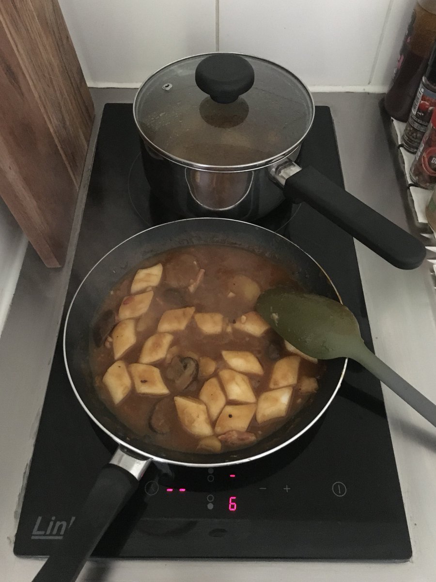 남은 카레로 카레 떡볶이 해먹음 ✌🏻 
고추장 간장 아가베시럽 추가하고 
영원히 저으면 돼………………..