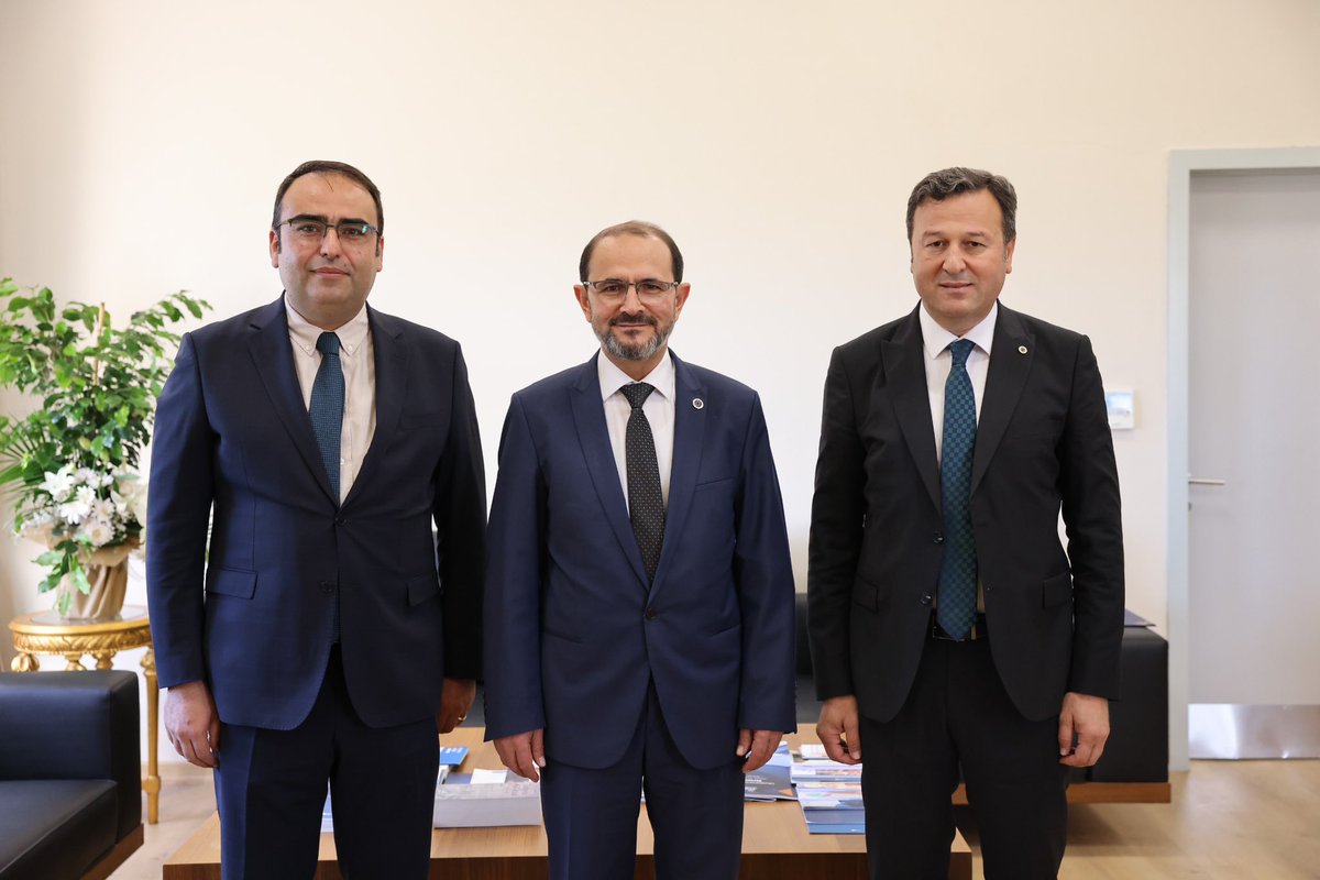 İktisadi ve İdari Bilimler Fakültesi Dekanlığı görevini yürüten Prof. Dr. Halit Keskin, görevini Prof. Dr. Yasin Şehitoğlu’na devretti. 

Fakültemize sağladığı değerli katkılar için Prof. Dr. Halit Keskin’e teşekkür eder, yeni Dekanımız Prof. Dr. Yasin Şehitoğlu’na başarı dolu