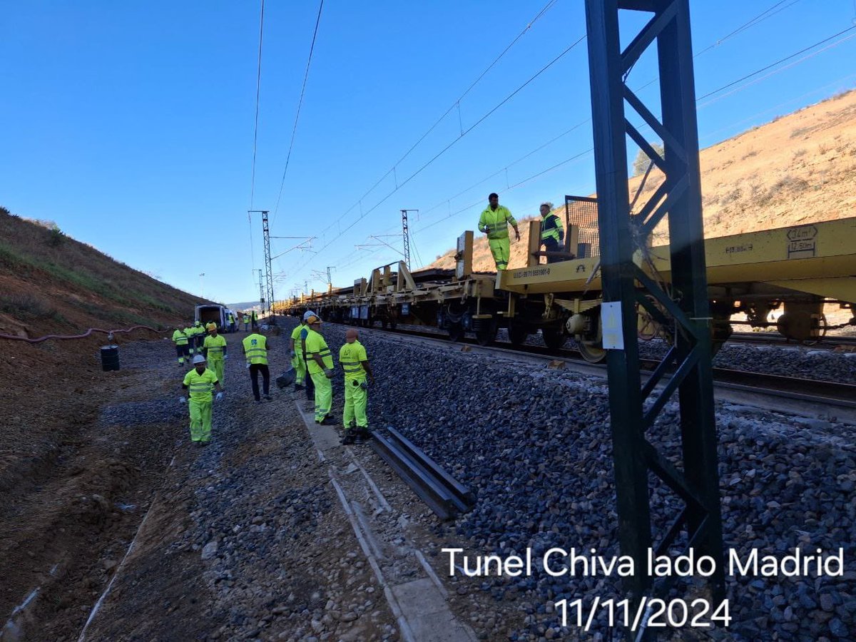 En el Túnel de Chiva ya está, desde esta mañana el tren carrilero. ¿Cuál es su misión?
Sustituir carril. 
La vía se ha repuesto en casi su totalidad en secciones ( parejas ) de 12 mts . De dejarlo así el número de soldaduras intermedias sería muy alto, siendo puntos de