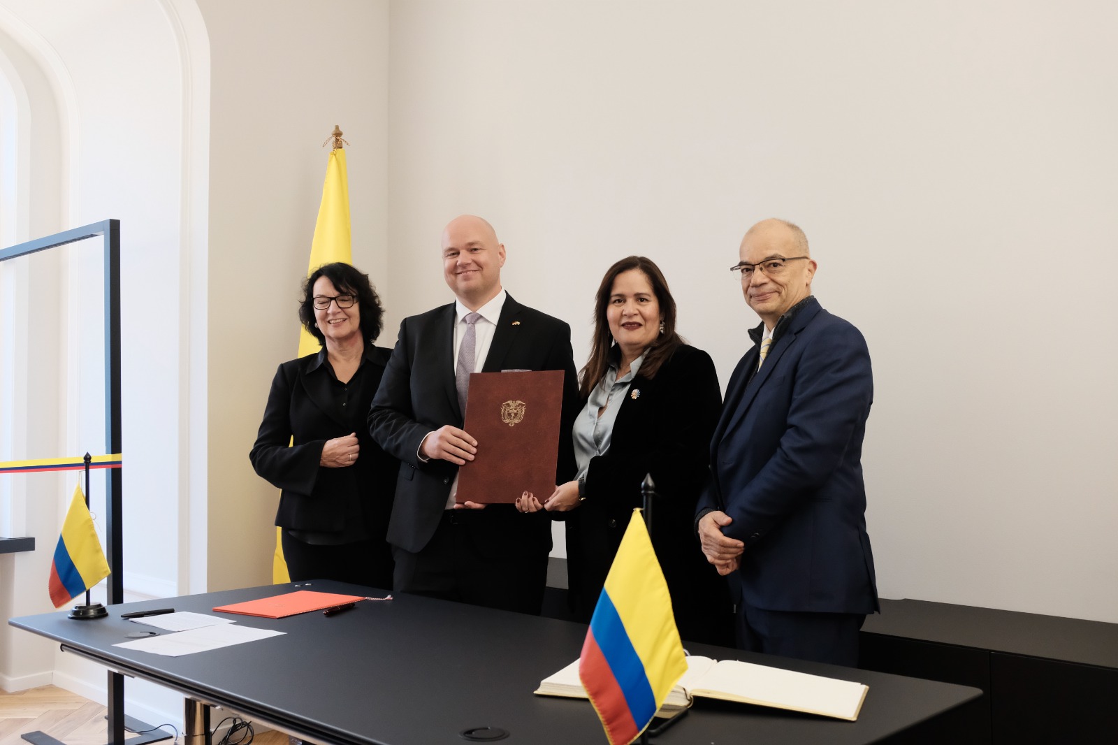 Botschaft von Kolumbien in Deutschland on X: Am 8. November vereidigte  Botschafterin @YadirSalazarM den 🇩🇪Geschäftsmann Herrn Felix Merkel zum  neuen Honorarkonsul von Kolumbien in Bremen und weihte den neuen  konsularischen Ehrensitz von