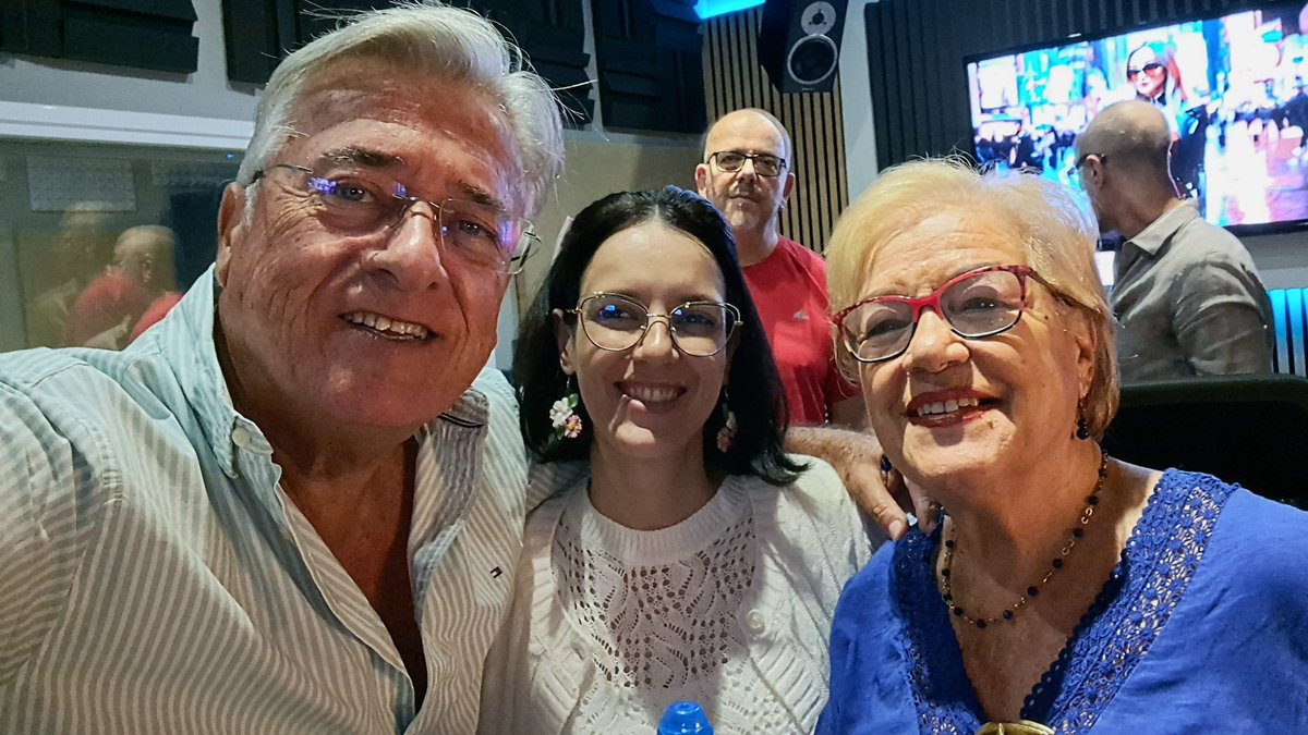 herrador_manuel's tweet photo. Sesiones de grabación de audio para poner voz en off a un documental que verá la luz en próximas fechas. Con compañeros profesionales de lujo, Teresa Afonso, Carolina, Pablo y Kiko Castro.
¡Inicio semanal inmejorable!
@arteriafilms https://t.co/LvtHaHn9S4