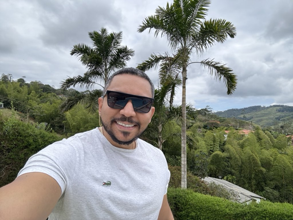 LuisFelipeRR's tweet photo. Disfrutando entre amigos. 🍹😎
#LagoCalima https://t.co/bGcLdIxREv
