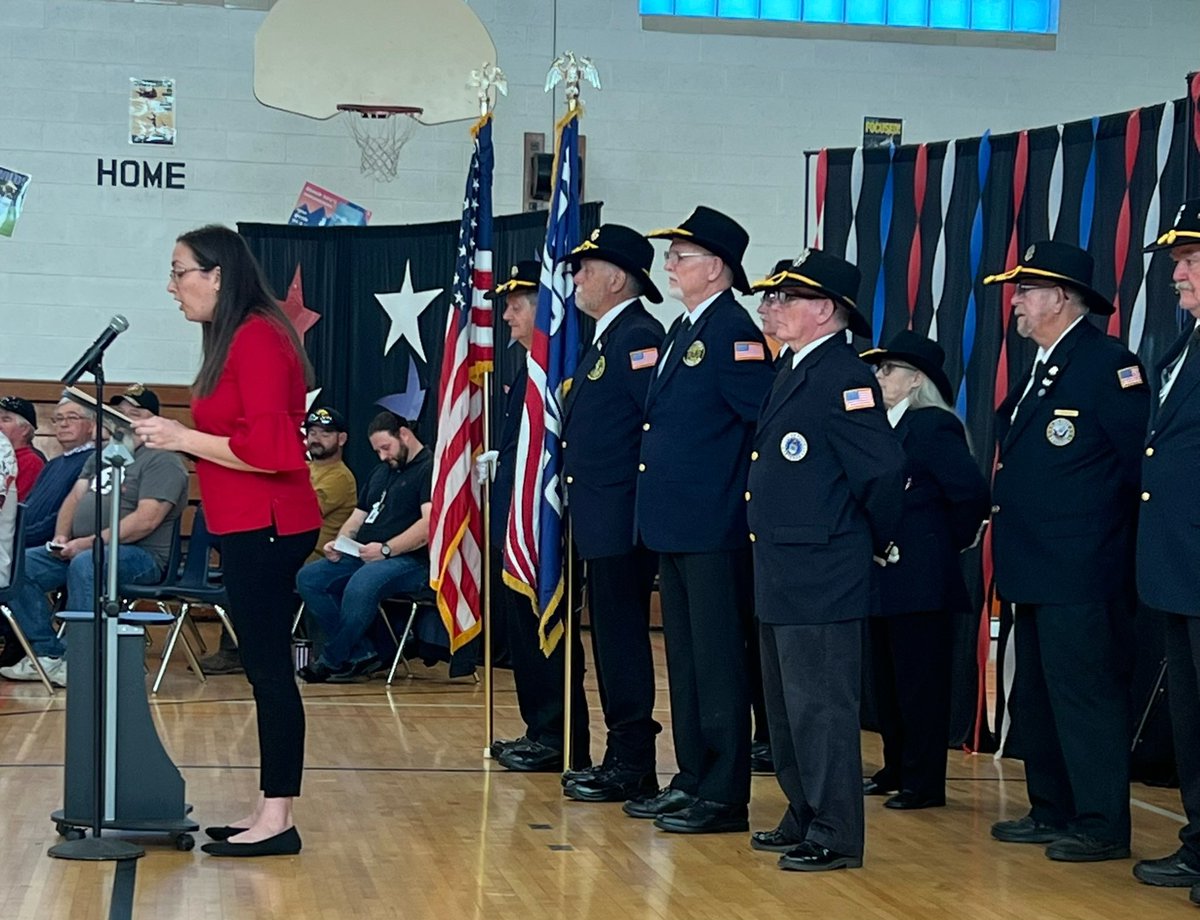 PleasantStElem's tweet photo. Thank you Veterans for your selfless service and sacrifice! Our Junior Jackets celebrated and honored Veterans Day, along with the Knox County Joint Veterans Council, in an assembly this morning. What a wonderful way to say thank you! https://t.co/fWBgqPraBz